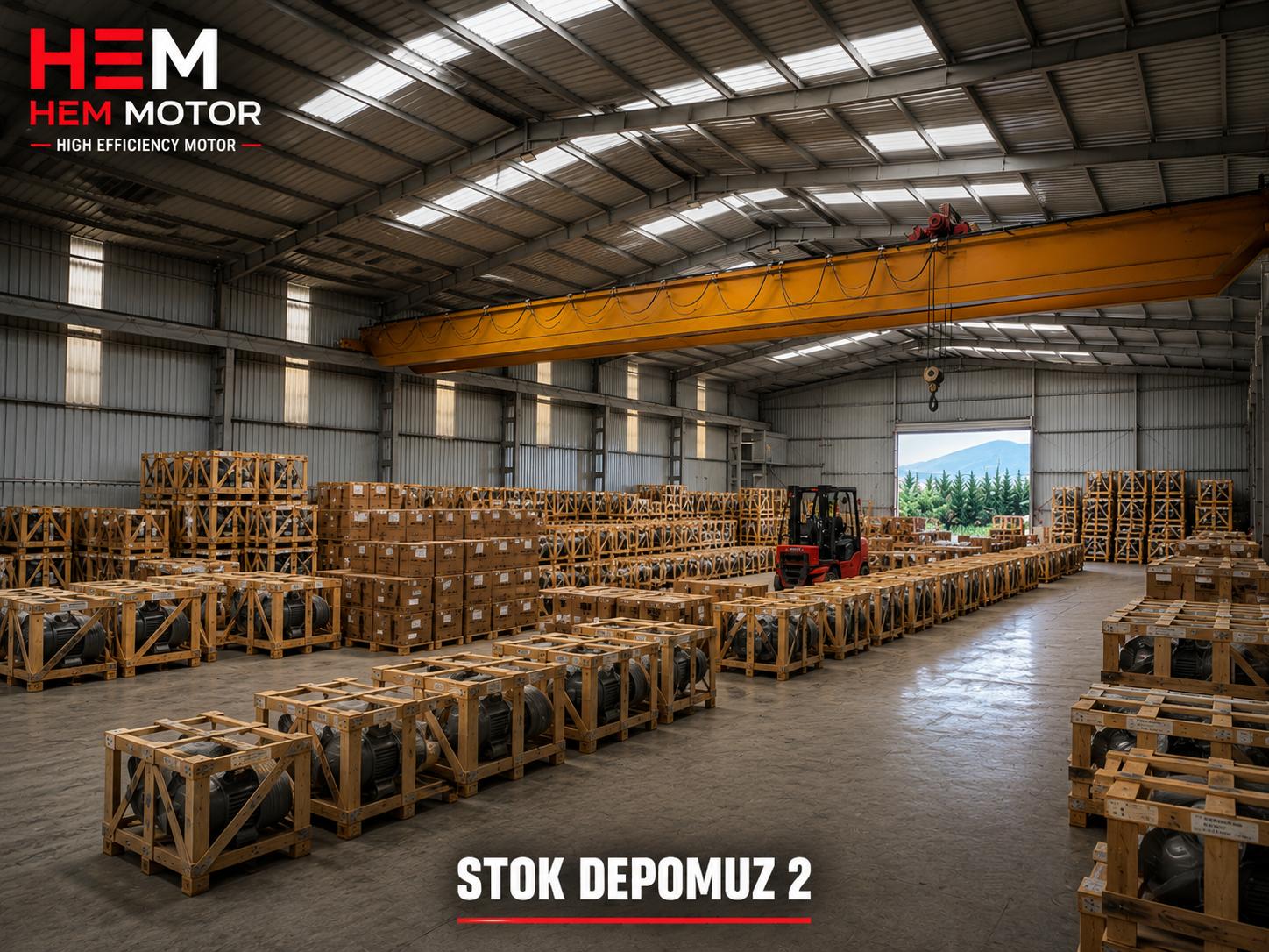 İşletme deposunda raflarda bekletilen yedek elektrik motorları